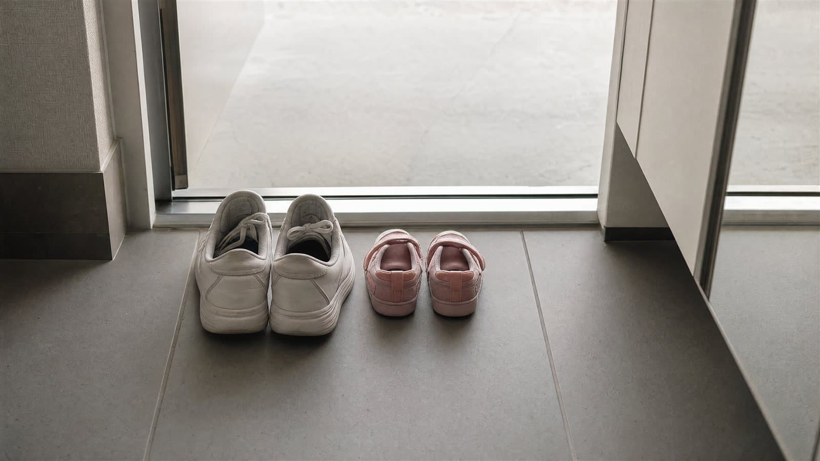 현관 바닥에 나란히 놓인 어른 신발과 아이 신발 — 양육 판단의 기준은 부모의 사정이 아니라 자녀의 복리이고, 지금의 일상이 어디서 어떻게 이어져 왔는지가 먼저 확인됩니다