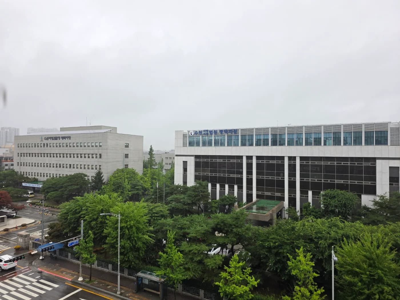 법무법인 명 사무실에서 바라본 수원지방법원 평택지원과 수원지방검찰청 평택지청